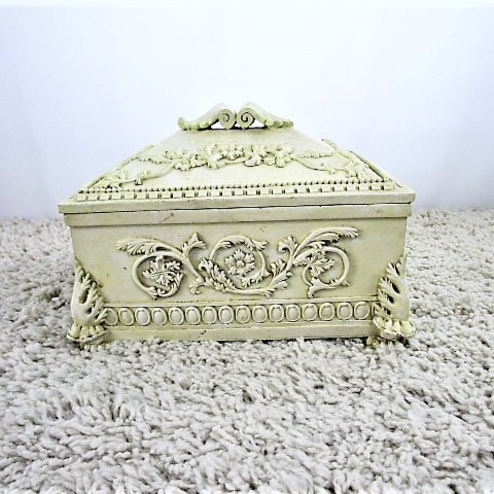 ⬛Ivory Ornate Lidded Keepsake Box